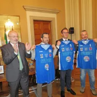 Košarkarji so gostiteljem podarili  posebej za veteransko EP 
pripravljene drese, ki promovirajo sodelovanje obeh Goric.