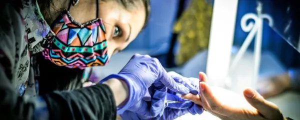 Kadarkoli uporabljate umetne mase, jih ne odstranjujte sami. 
Pojdite v salon, da to napravijo pravilno in vam svetujejo, kako 
okrepiti noht. 