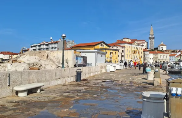 Na pomolu v Piranu je začel tepsti svoje dekle, rešili so jo 
turisti.