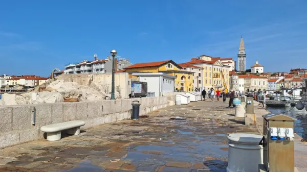 Na pomolu v Piranu je začel tepsti svoje dekle, rešili so jo 
turisti.