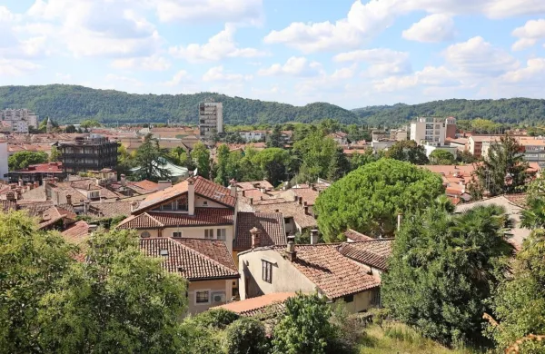 Za oddajo stanovanja v turistične namene lahko lastnik zahteva od 
80 do  100 evrov na noč, medtem ko dolgoročna oddaja stanovanja 
v Gorici prinaša od 450 do 600 evrov mesečno.