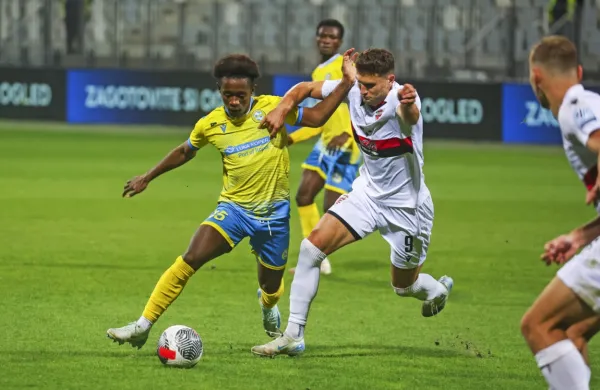 Ajdovci so dobili večino zračnih dvobojev, v ospredju sta v skoku 
strelec četrtega zadetka  Gašper Petek (št. 13) in eden stebrov 
obrambe Aleksander Stožinič (16).