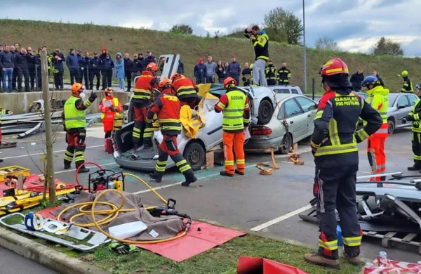 22 šestčlanskih ekip se je pod budnimi očmi sodnikov pomerilo v reševanju ponesrečencev iz zmečkane 
pločevine.

