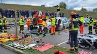 22 šestčlanskih ekip se je pod budnimi očmi sodnikov pomerilo v reševanju ponesrečencev iz zmečkane 
pločevine.

