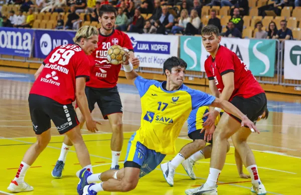 Koprčani so proti Svišu le s težavo prihajali do odprtih strelov  kot 
v tem primeru Jaka Moljk (z žogo).  