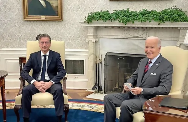 Ameriški predsednik Joe Biden je danes v Beli hiši sprejel 
premierja Roberta Goloba in se mu ob tem znova zahvalil za 
posredovanje Slovenije v veliki izmenjavi zapornikov med Rusijo 
in Zahodom letos poleti.