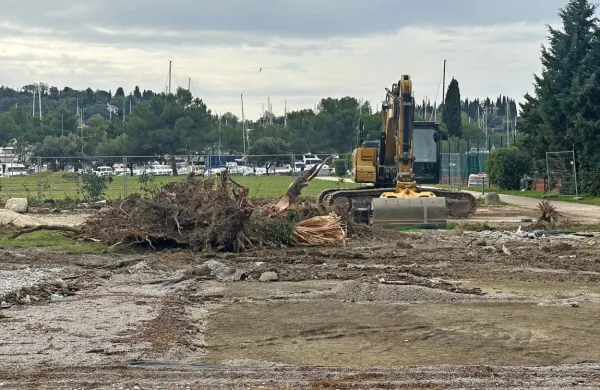  Gradbeni stroji marljivo odstranjujejo zelene površine ob teniških 
igriščih v Portorožu.    
