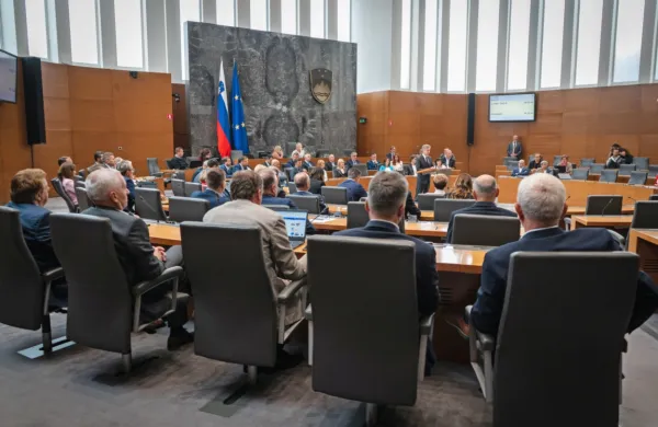 Poslanske skupine, ki so predlagale posvetovalni referendum o 
projektu nove nuklearke v Krškem (Jek 2), so v DZ vložile predlog 
odloka za razveljavitev njegovega razpisa. 