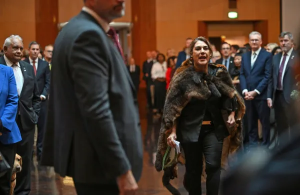 Avstralska senatorka Lidia Thorpe je kralju namenila nekaj 
vzklikov.   