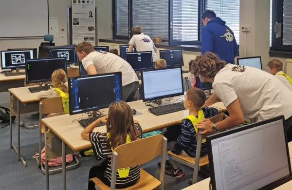 Prvošolčki so obiskali tudi računalniško učilnico. 