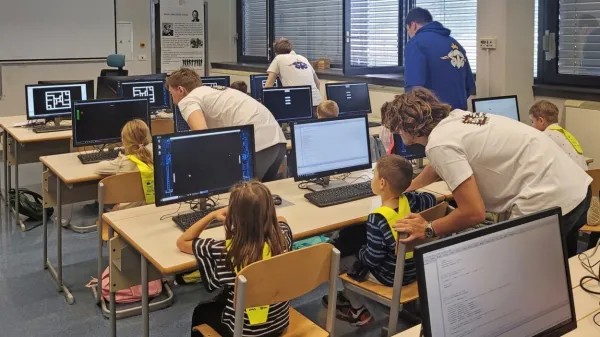 Prvošolčki so obiskali tudi računalniško učilnico. 