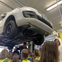 Prvošolčki so pokukali tudi pod avto.