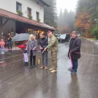 Župan ilirskobistriške občine dr. Gregor Kovačič in načelnik generalštaba Slovenske vojske Robert Glavaš sta slovesno predala namenu nov odsek 
ceste Koritnice-Mašun.