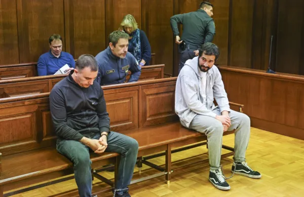 Edi Bajrami (levo)  je  s  tožilstvom  sklenil  sporazum  o  priznanju  krivde,  Romulo De Souza Silva (desno  v  prvi  
vrsti)  pa  se    je  odločil  drugače  in  mu  na  koprskem  sodišču  še  sodijo.  