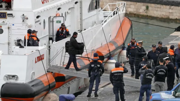 Begunci iz Egipta in Bangladeša med izkrcanjem v italijanski luki 
Bari po tem, ko rimsko sodišče ni dovolilo, da ostanejo v 
sprejemnem centru v Albaniji. 