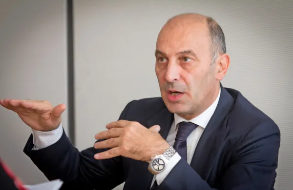 Predsednik upravnega odbora Postojnske jame Marjan Batagelj  je 
eden od tistih, ki so izkoristili davčno darilo Janševe vlade in si iz 
podjetij izplačali več milijonov. Zdaj jim grozi, da bodo morali 
plačati dodatni davek. 