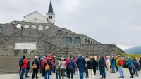 Na prvem izletu so udeleženci obiskali   kostnico v Kobaridu. 