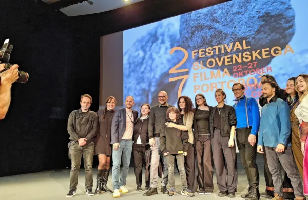 Številčna ekipa filma Odrešitev za začetnike Sonje Prosenc, ki je 
domači kandidat za oskarja in eden od 13 celovečercev, ki se v 
Portorožu potegujejo za vesne.   