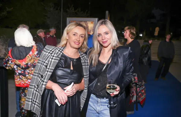 Direktorica Slovenskega filmskega centra  Nataša Bučar (levo)  in igralka Katarina Čas