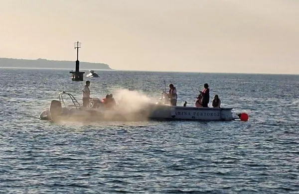 Na morju pred Portorožem so uprizorili požar na jadrnicah, ki sta 
ob bežanju pred neurjem trčili. 