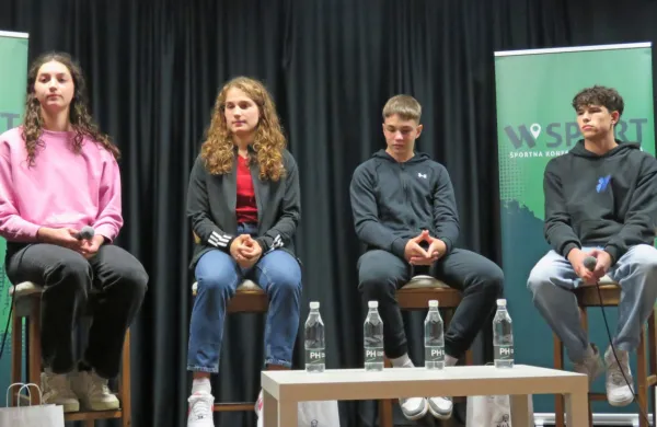 Perspektivni ajdovski športniki: z leve so košarkarica Veronika Ferjančič, nogometašica Lina Štolfa, gorski kolesar Jakob Praček in motociklist 
Enej Krševan.

