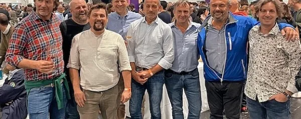 Na predstavitvi nagrajenih vin vodnika Slow Wine 2025 so bili v 
Milanu (z leve): Sabndi Šker, Sebastjan Štemberger, Kristian Keber, 
Uroš Klabjan, Stefano Novello, Tomaž Prinčič, Benjamin Zidarich 
in Tjaš Prinčič.