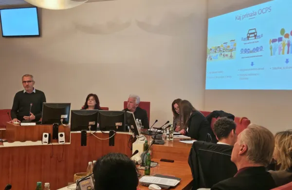 Jernej Zajec iz podjetja IGEA (levo), ki  je na včerajšnji občinski seji 
predstavil potek izdelave Občinske celostne prometne strategije.