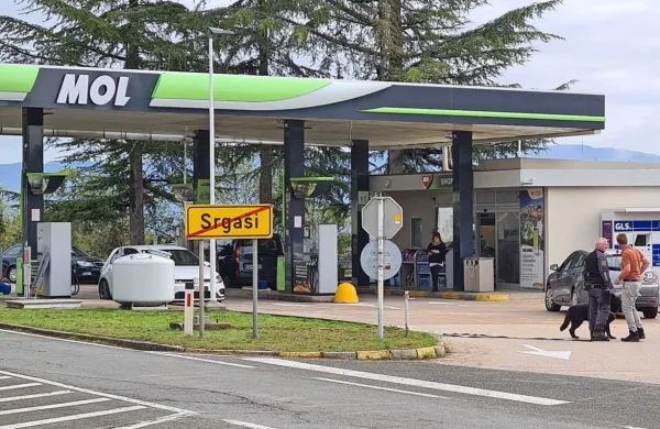 Molova črpalka v Srgaših; bankomat je postavljen na zid proti 
Kopru, tako da je še dodatno skrit pred pogledi domačinov ali 
voznikov, ki se peljejo mimo.