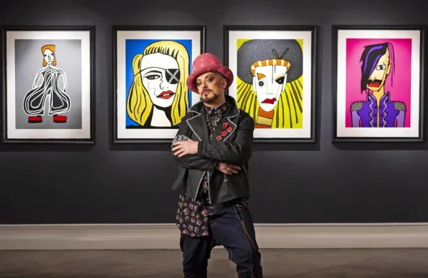 Boy George z zbirkama, ki slavita drugačnost