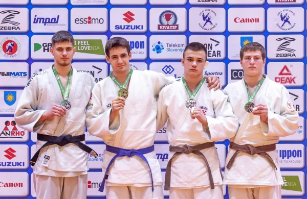 Leon Marošek (drugi z leve) je osvojil zlato odličje v kategoriji do 
90 kilogramov.  