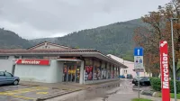 Na mestu marketa naj bi zgradili poslovno stanovanjski objekt z 32 
do 36 stanovanji.   