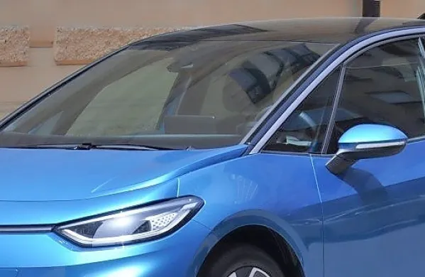 Nemški proizvajalec avtomobilov Volkswagen namerava zapreti 
vsaj tri tovarne v Nemčiji, število zaposlenih pa oklestiti za več 
deset tisoč.