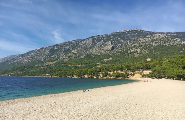 Da bi ohranili plažo, so  na spletu objavili peticijo Rešimo Zlati 
rt.
