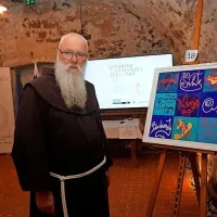 Pater Niko Žvokelj je gostil prireditev z dražbo, ki bo izdatno 
prispevala k nadaljnji obnovi samostana in tamkajšnje cerkve.