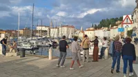 Domačim gostom,  ki med krompirjevimi  počitnicami radi pridejo 
ob morje, so se pridružili tudi mnogi tuji, zlasti  Avstrijci in Nemci, 
več je tudi Italijanov in Madžarov.
