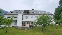 Dom bi gradili na idealni lokaciji tik ob zdravstveni postaji.  