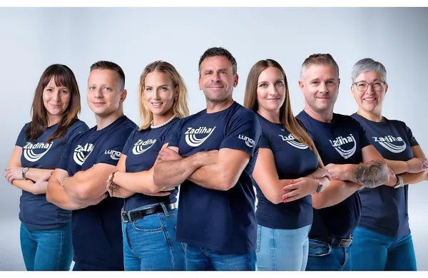                    Na fotografiji so z leve: Marija Glavaš, prodaja Ljubljana, Alen 
Hojnik, vodja pisarne v Mariboru, Andreja Cene, vodja pisarne v 
Kopru, mag. Uroš Fonovič, direktor in solastnik LUNOS, Kaja 
Forneci, marketing, koordinacija monterjev in servis, Primož 
Rakovnik, prodaja Celje, Rosvita Najžar, prodaja Maribor, vodenje 
skladiščnega poslovanja.

Foto: Halla Studio