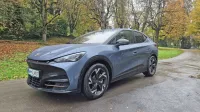 Na voljo sta dve izvedbi, osnovna in VZ s štirikolesnim pogonom, ki ima dodaten elektromotor na sprednji osi.