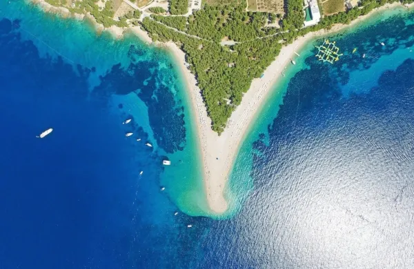 Plaža Zlati rt je ena najbolj prepoznavnih v Sredozemlju. Leži v 
bližini mesta Bol na južni strani otoka.