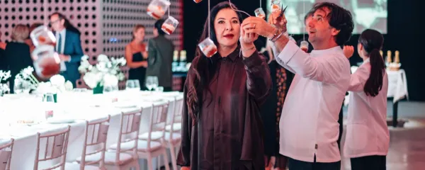 Marina Abramović in Tomaž Kavčič med lebdečimi kozarčki z 
ajvarjem in kremo iz slovenskega mladega sira, vrh kozarčka pa je 
pokrival kaviar iz ajvarja.