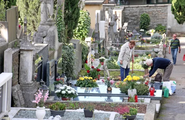 Za današnji dan spomina na mrtve, ki je državni praznik in dela 
prost dan, je značilen obisk grobov pokojnih sorodnikov in 
prijateljev s polaganjem rož in prižiganjem sveč.