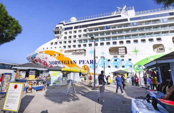 Na potniškem terminalu v Kopru so  privezali še zadnjo ladjo s 
turisti v letošnji sezoni,  Norwegian Pearl.