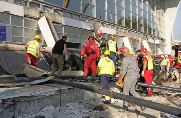 Na mestni železniški postaji v Novem Sadu se je zrušil betonski 
nadstrešek, pri čemer je umrlo 14 ljudi.