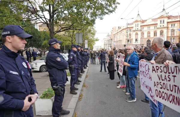 

Protestniki so na transparentih oblastem sporočali, da je šlo 