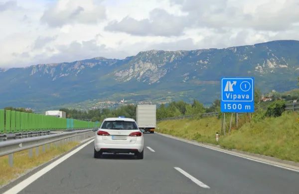 Vipavsko hitro cesto bodo obnavljali predvidoma do konca leta 
2026.