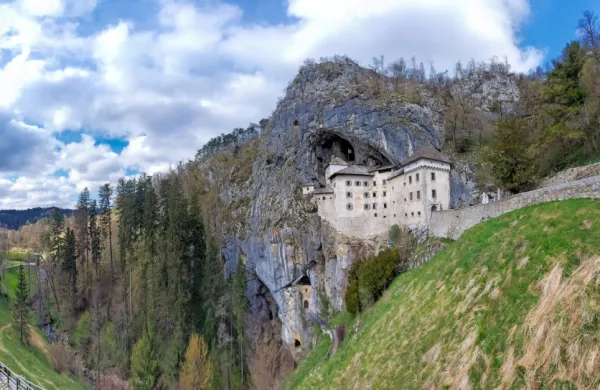 Osrednja tema slovenske predstavitve na turistični borzi v Londonu bo kultura in kulturna doživetja. Na fotografiji je Predjamski 
grad.