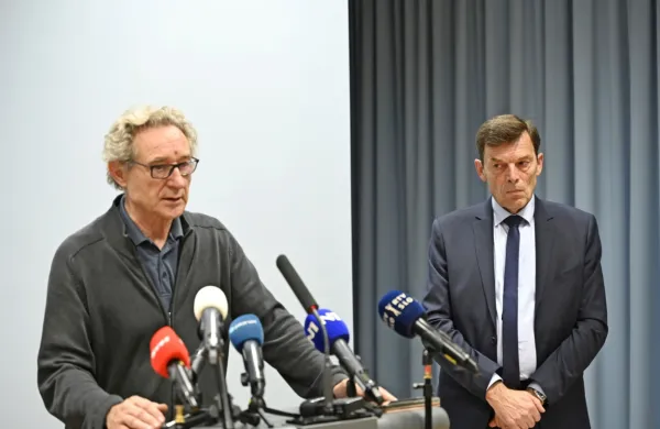 Minister za vzgojo in izobraževanje Vinko Logaj in glavni tajnik 
Sviza Branimir Štrukelj  (levo)