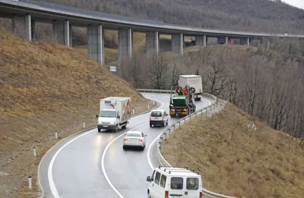 Navzgor bo promet med deli nemoteno potekal po desni (južni) 
polovici hitre ceste, navzdol pa (razen težkih tovornjakov) po stari 
cesti. 