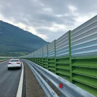Protivetrna ograja, kakršna stoji ob vipavskih Mlakah, bo po 
novem varovala hitro cesto od Razdrtega do Vipave.