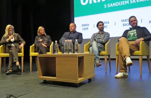Gostje okrogle mize (z leve): Erika Lojk, Metka Pirc, Matjaž Bajec,  Jani Peljhan in Tine Murn.